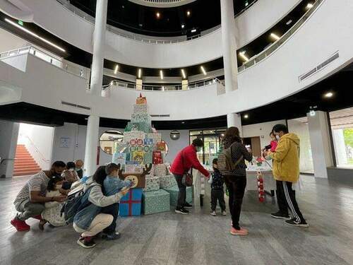 台中市興安圖書館利用「紙箱」發揮創意、落實環保，布置高達2.7公尺的大型「閱讀聖誕樹」主題書展，歡迎民眾一起到興安圖書館打卡借書。（圖/台中市政府）