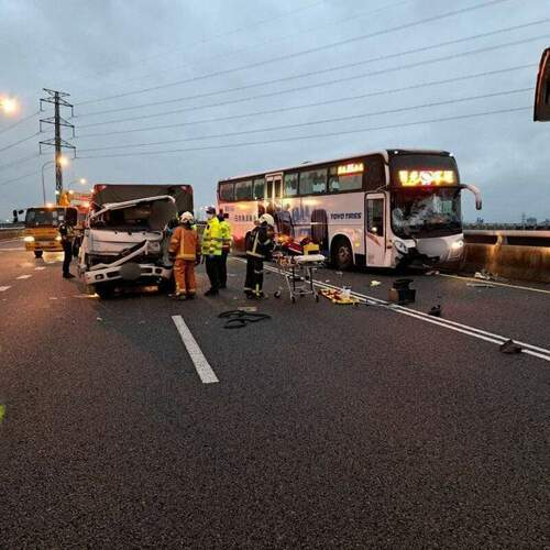 國1五楊高架小貨車撞國光客運 1駕駛送醫不治 - 早安台灣新聞 | Morning Taiwan News