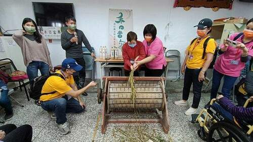 影音/會用機器桶嗎?順泰長照中心帶老人找回兒時稻穗的記憶 - 早安台灣新聞 | Morning Taiwan News