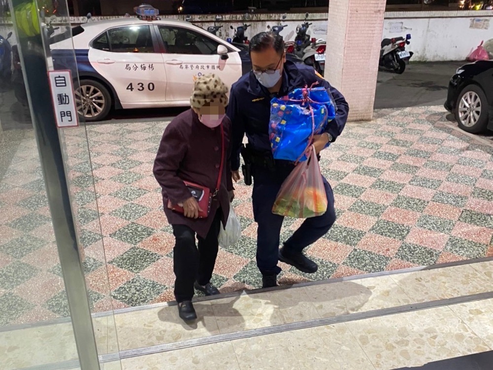 8旬老婦外出購物竟忘返家路 楊梅巡警伸援手家屬頻感謝 - 台北郵報 | The Taipei Post