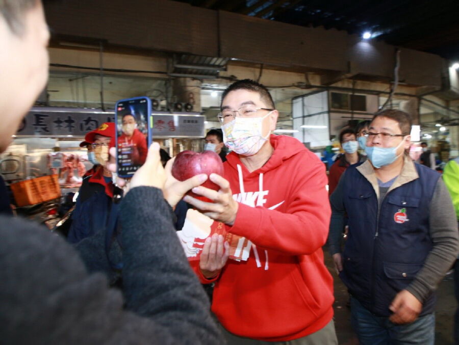 謝國樑前往成功、果菜市場發紅包　攤商贈蘋果祝平安健康