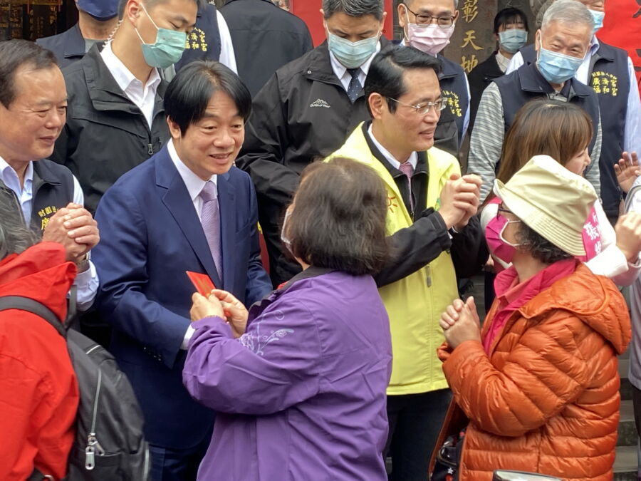 代表蔡英文赴新北分送福袋　賴清德：學習兔子智慧逢凶化吉