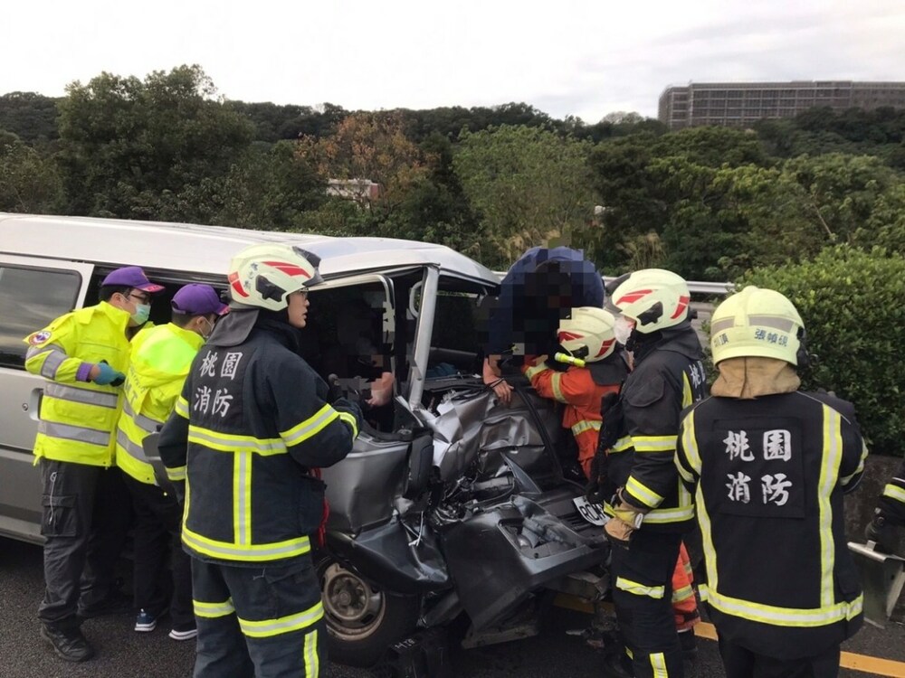 【有片】國3北上大溪段2車事故 1男疑遭彈飛躺地昏迷 - 台北郵報 | The Taipei Post