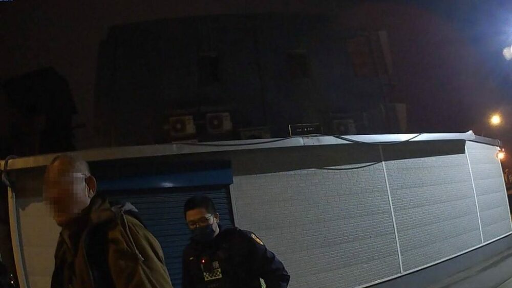 【有片】桃園夜市廁所旁「打手槍」 男反問：公共場所不可以嗎？ - 台北郵報 | The Taipei Post