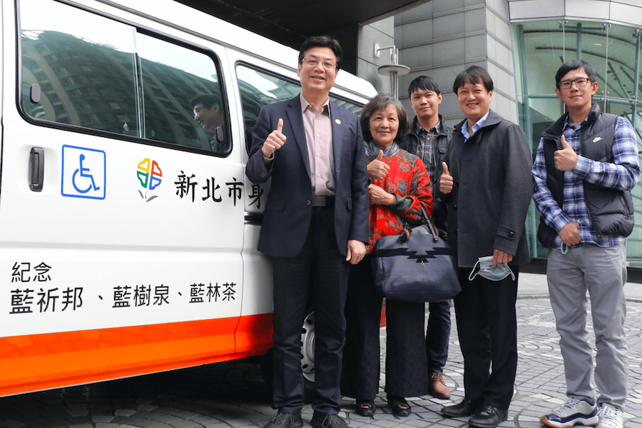 受人點滴 湧泉以報 翁千惠感念父母曾受日本警察照顧 成立關懷警消眷屬聯誼會 並捐復康巴士 - 台北郵報 | The Taipei Post 受人點滴 湧泉以報 翁千惠感念父母曾受日本警察照顧 成立關懷警消眷屬聯誼會 並捐復康巴士 - 台北郵報 | The Taipei Post