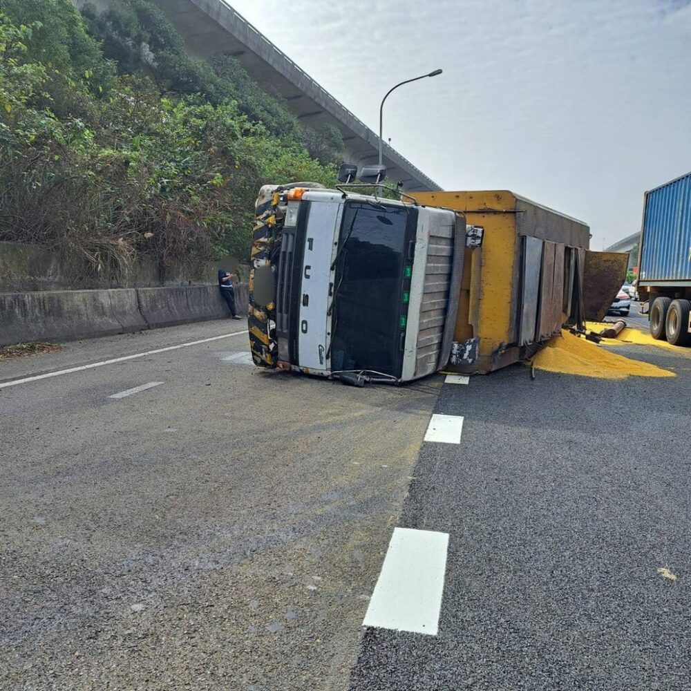 國1北向幼獅段2車追撞 大貨車側翻滿地雞飼料 - 台北郵報 | The Taipei Post