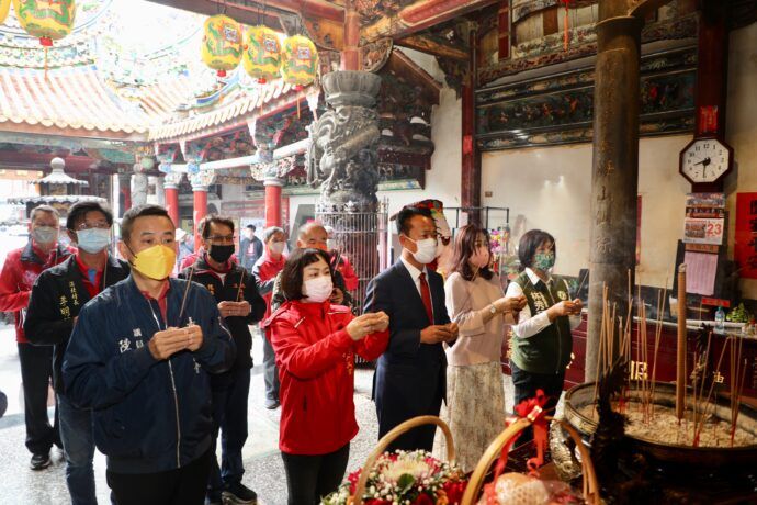大年初二　翁章梁偕妻連跑11家寺廟送紅包 - 台北郵報 | The Taipei Post