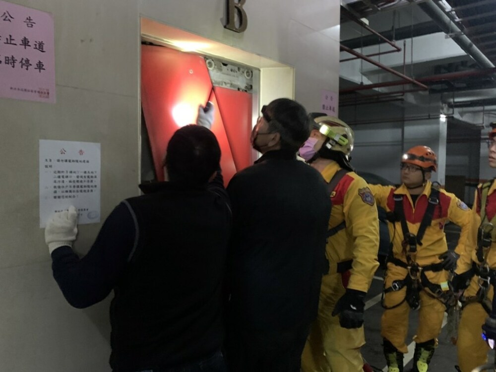 女騎士疑衝撞停車場電梯門 男下樓到一半卻受困 - 台北郵報 | The Taipei Post