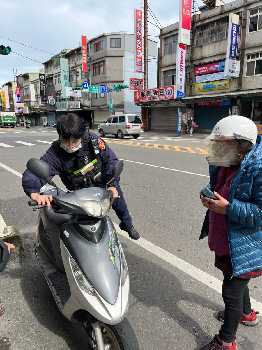 婦人假期機車拋錨受困路中 八德暖警協助找車行 - 早安台灣新聞 | Morning Taiwan News