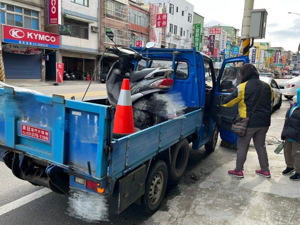 婦人假期機車拋錨受困路中 八德暖警協助找車行 - 早安台灣新聞 | Morning Taiwan News