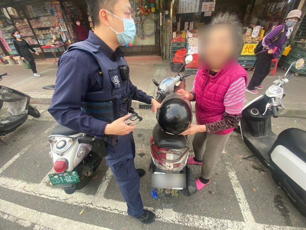 婦人採買年貨忘記車停哪 平鎮暖警陪找助尋回 - 台北郵報 | The Taipei Post