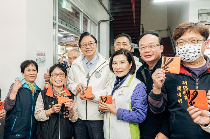 張善政前往新永和市場發送春聯福袋 給予市民新年祝福 - 台北郵報 | The Taipei Post