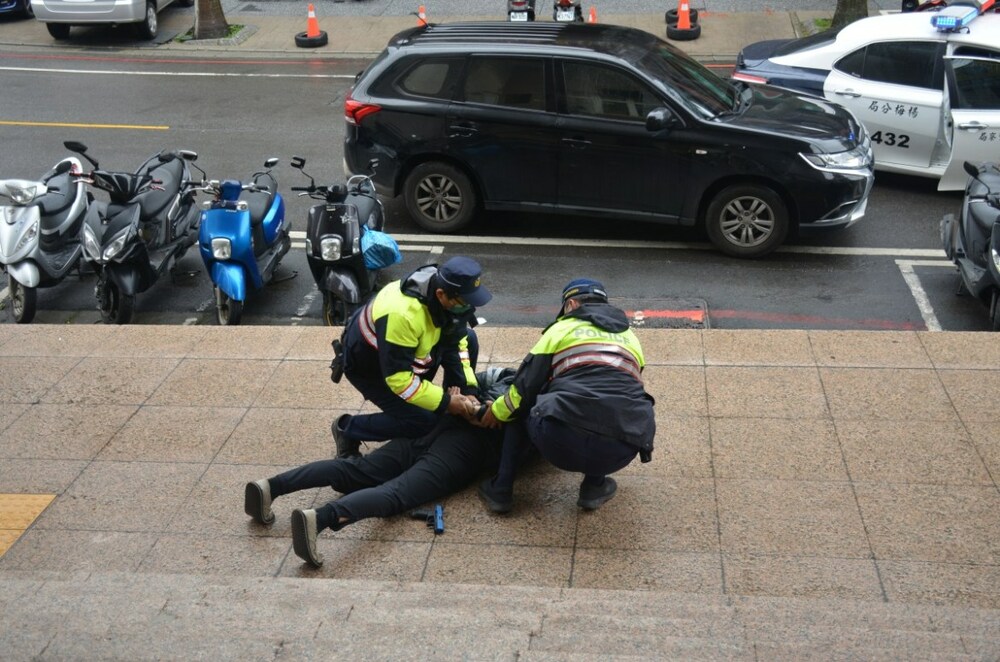 楊梅警扮持槍歹徒闖入 農會行員靠這招成功阻搶案 - 早安台灣新聞 | Morning Taiwan News