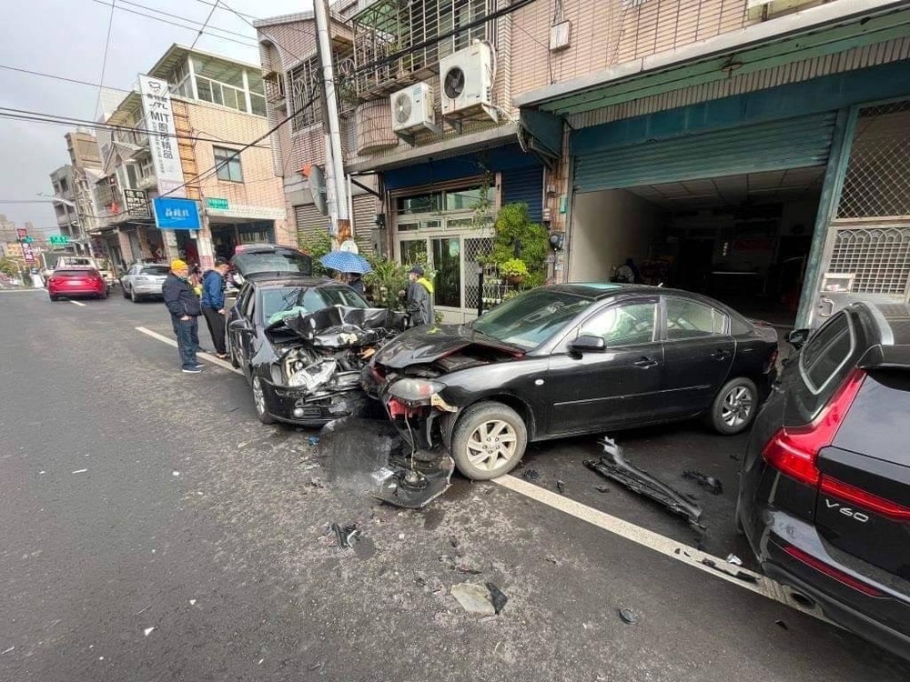 男開車遇上坡閃不及 連撞路旁兩車無辜遭波及 - 早安台灣新聞 | Morning Taiwan News