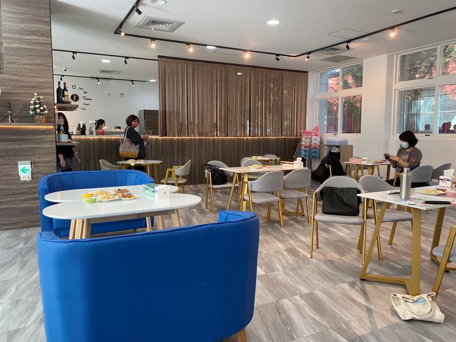 新光水資源回收中心的「黑水號」咖啡廳展現文青又時尚元素，室內空間以「貓」為主題意象。（圖/記者林均和攝）
