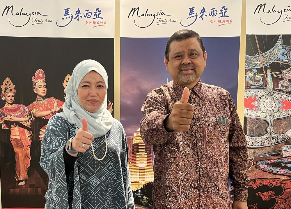 馬來西亞觀光局國際推廣處(亞洲和非洲)資深處長 Manoharan Periasamy 先生(右)與馬來西亞觀光局在台辦事處副處長娜伊瑪荳(左)
