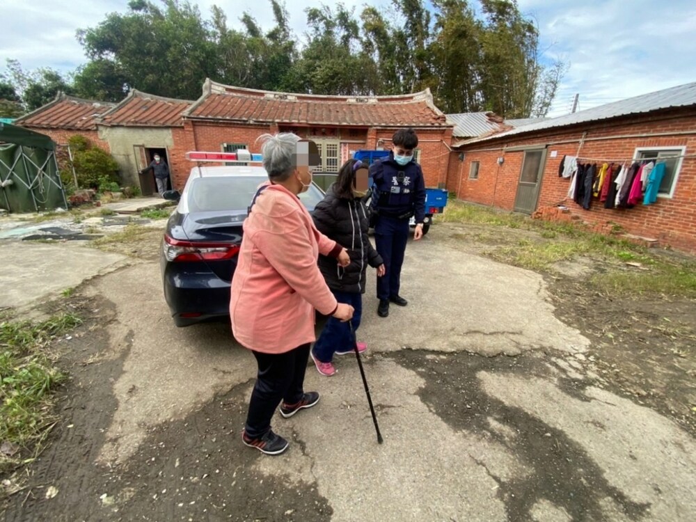 驚險！失智婦拄拐杖站路中 新屋警及時伸援 - 早安台灣新聞 | Morning Taiwan News