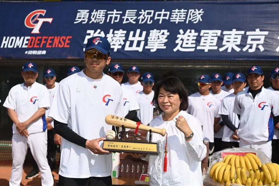 中華隊練習賽移師嘉市開打　黃敏惠贈「強棒出擊」祝旗開得勝