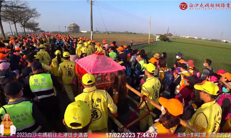 日本女記者跟拍媽祖進香！下秒竟變「粉紅超跑」扛轎人員　畫面網笑翻