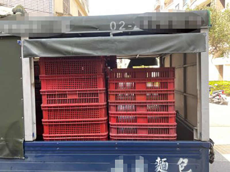 【有片】好衰！麵包車塑膠籃噴飛 機車送貨員慘摔 - 台北郵報 | The Taipei Post