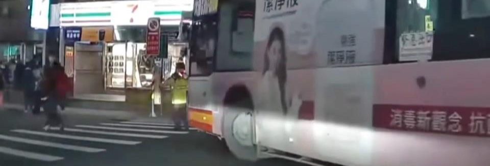 【有片】義交指揮行人過馬路 險遭左轉公車撞 - 早安台灣新聞 | Morning Taiwan News