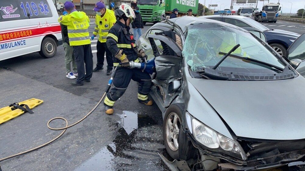 【有片】違規右轉遭貨櫃車撞飛 1男1女送醫 - 早安台灣新聞 | Morning Taiwan News