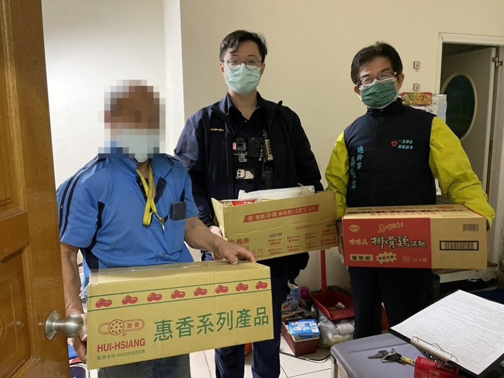 受困樓梯半天！5旬婦腿腫痛無法返家 中壢警消合力抬上樓 - 台北郵報 | The Taipei Post