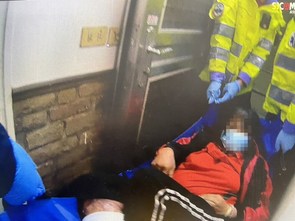 受困樓梯半天！5旬婦腿腫痛無法返家 中壢警消合力抬上樓 - 台北郵報 | The Taipei Post