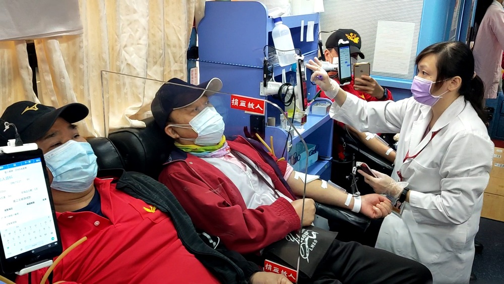 捐血無假期 228連假打火兄弟挽袖捐熱血 - 台北郵報 | The Taipei Post