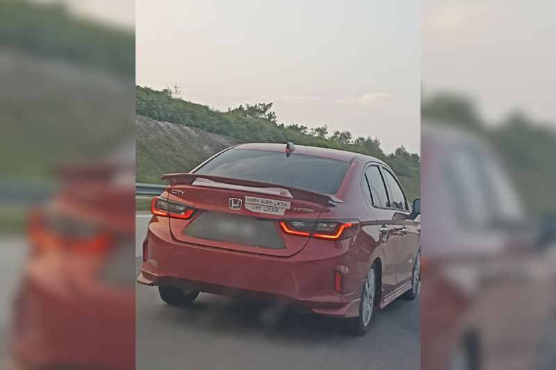 上路遭龜速車擋路超火大！後車駕駛見「2行字條」消氣了