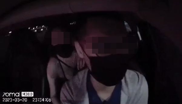 爆乳客搭車伸手「讓我摸一下大小」！司機崩潰狂躲：袂使啦