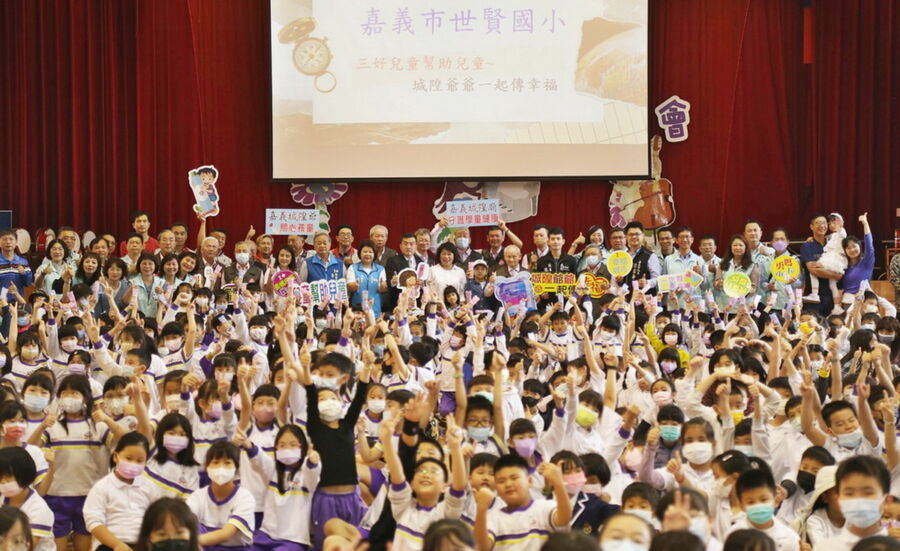 城隍爺爺贈兒童節禮物潔牙組　守護嘉市學童口腔健康