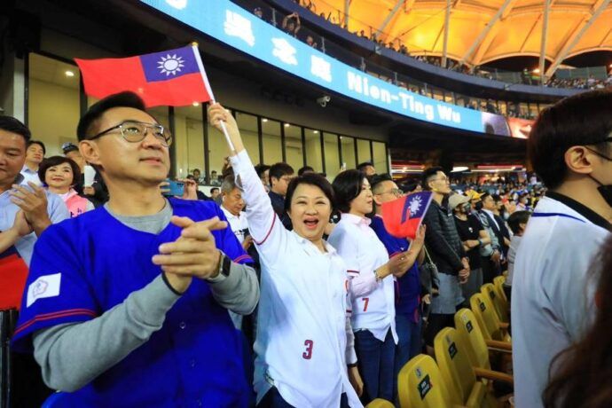  世界棒球經典賽8日晚間為中華隊對戰巴拿馬隊，台中市長盧秀燕為中華隊加油。(圖/台中市政府)