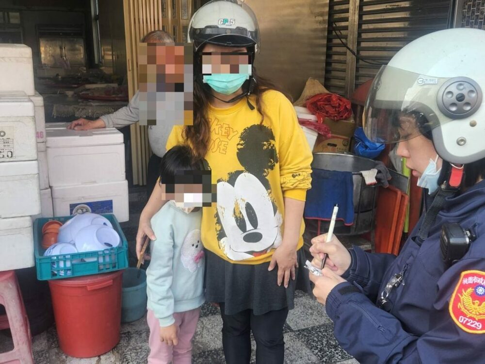 5歲童走失急哭 大溪警靠「米奇」助母女重逢 - 台北郵報 | The Taipei Post