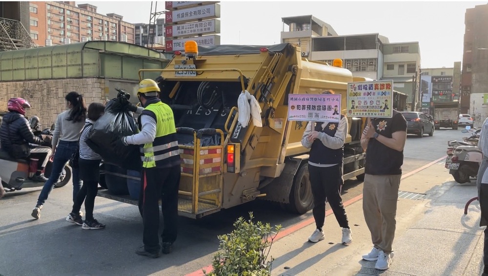 不播「給愛麗絲」！蘆竹警攜手垃圾車宣導反詐騙 - 台北郵報 | The Taipei Post