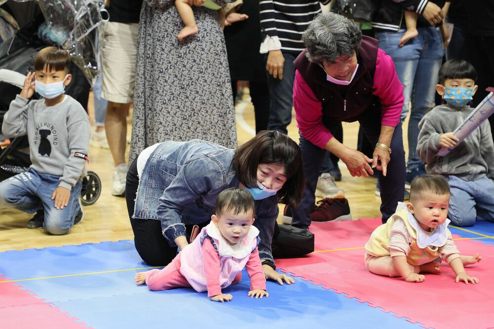 寶寶爬行比賽逗趣登場 嘉義縣提前歡度兒童節 - 台北郵報 | The Taipei Post