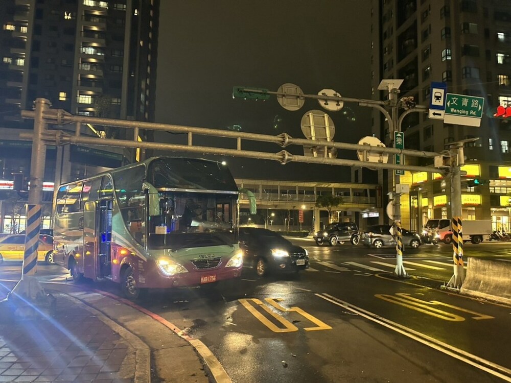 尷尬！遊覽車卡限高桿 10韓籍旅客虛驚 - 台北郵報 | The Taipei Post