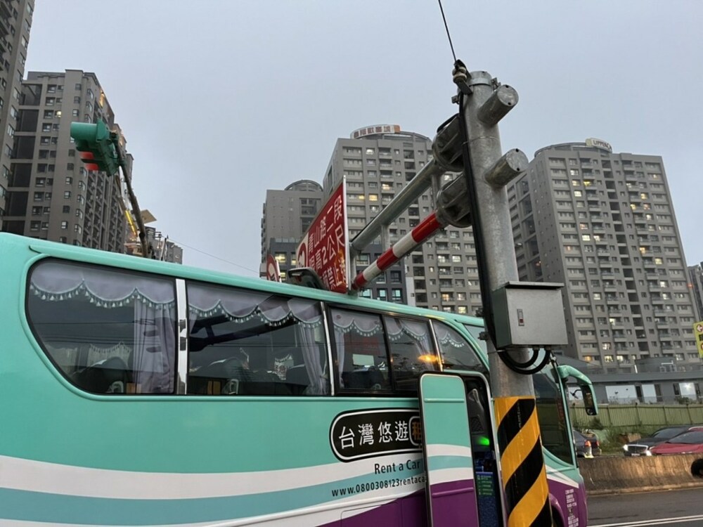 尷尬！遊覽車卡限高桿 10韓籍旅客虛驚 - 台北郵報 | The Taipei Post