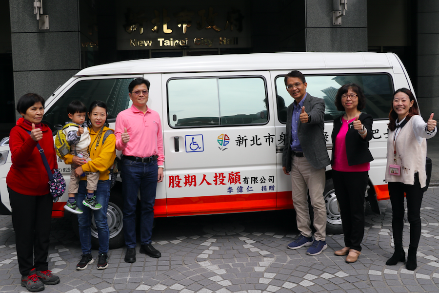 從事證券業退休李偉仁捐贈復康巴士 「科技俠侶」施、柳捐出第14輛 - 台北郵報 | The Taipei Post