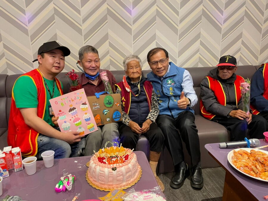 百歲人瑞k歌慶生　東石鄉長林俊雄祝福平安健康