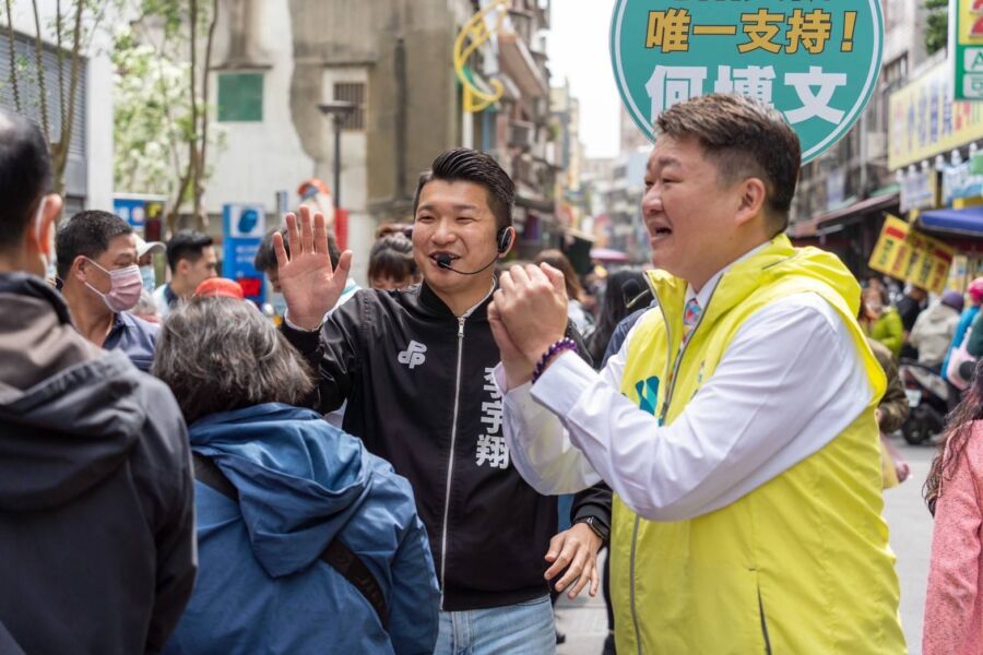 何博文、李宇翔師徒合體！林口泰山市場拜票　拚立委初選出線