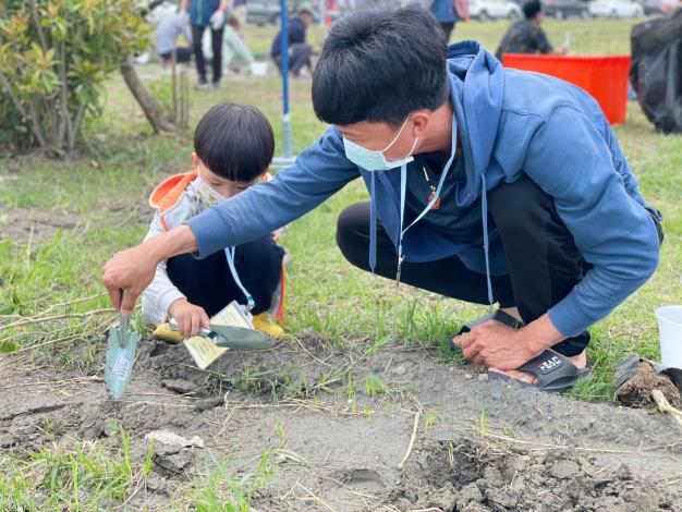 林內鄉幼兒園小朋友也參加植樹活動。