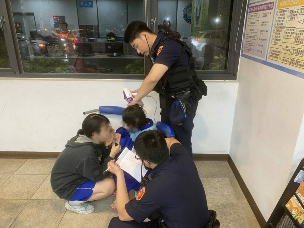5歲女童雨中迷途 桃警助其團圓