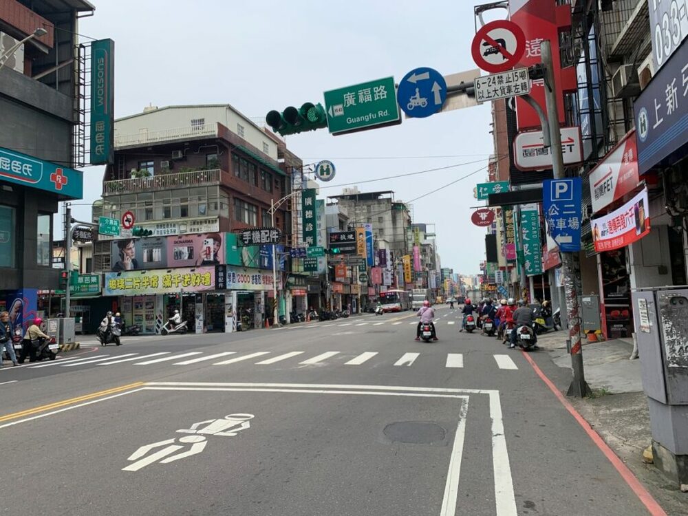 【有片】等阿嬤闖紅燈過馬路害2機車追撞 網酸：帝王條款