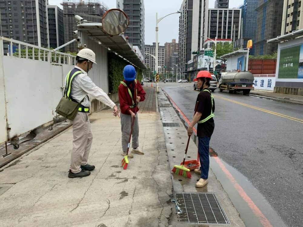 桃環局邀逾2百處工地認養洗街  每月減少13公噸懸浮微粒