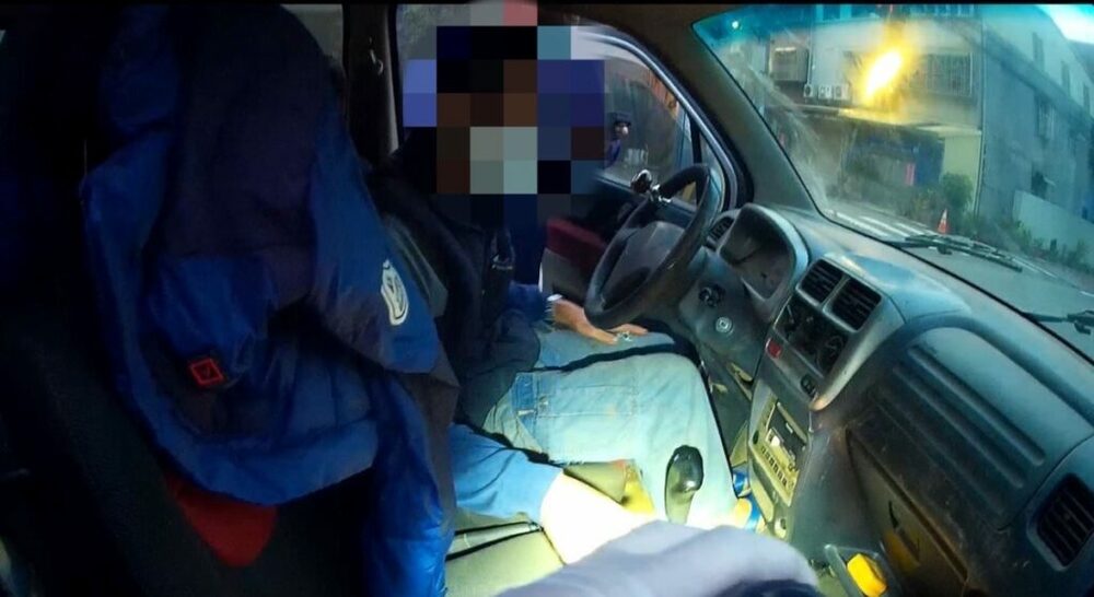 男子車故障無助停路中 八德暖警助順利排除