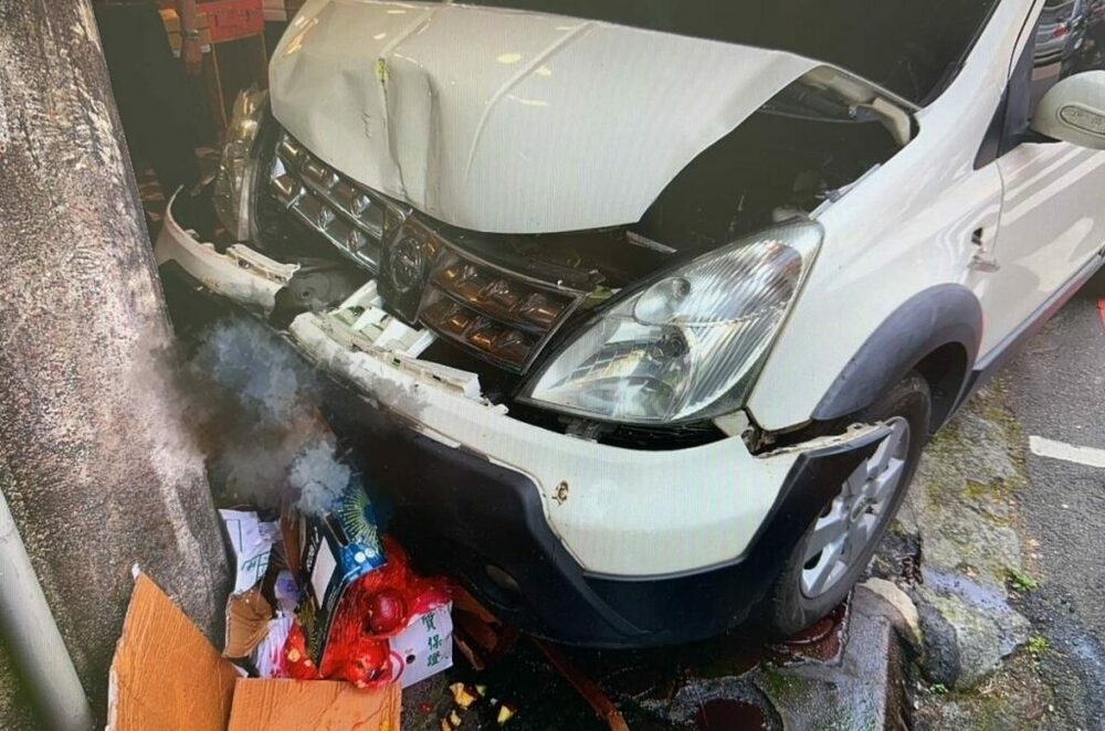 疲勞駕駛釀禍！休旅車撞進水果店男乘客輕傷