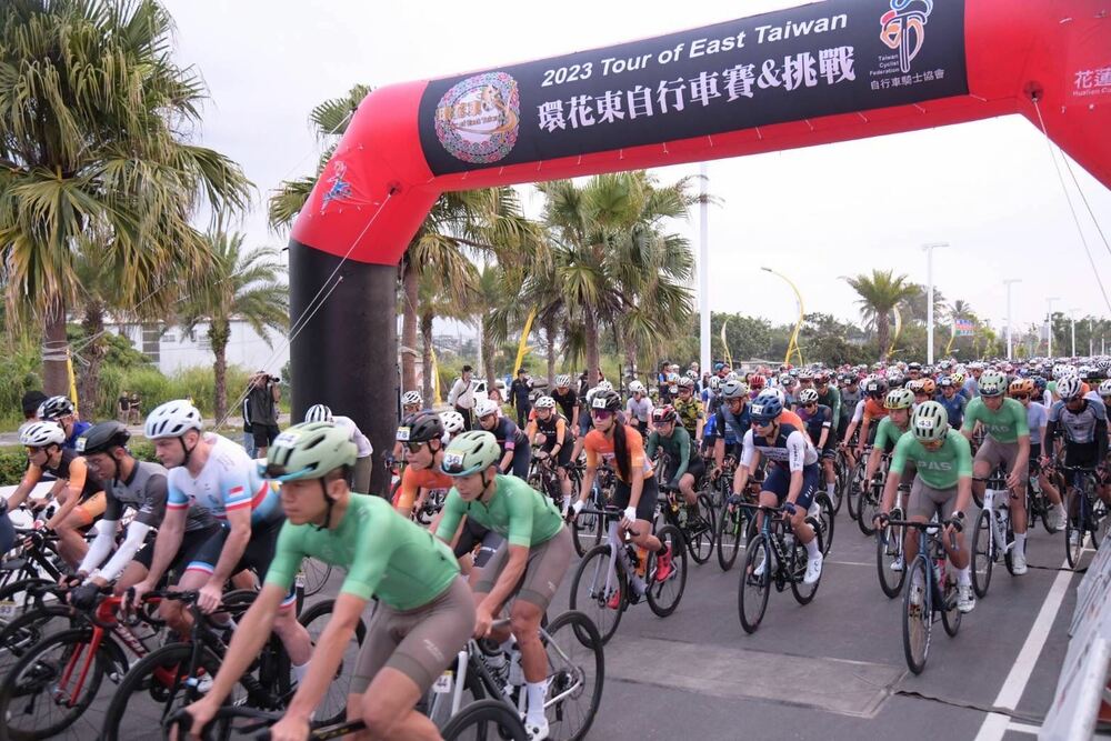 第23屆環花東自行車賽會盛大展開 徐榛蔚率縣府193鐵騎隊參與陪騎