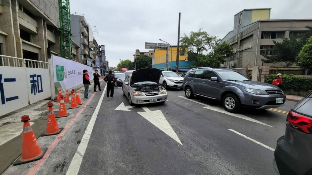 車突拋錨馬路上險象環生 八德暖警助推車解圍 - 早安台灣新聞 | Morning Taiwan News