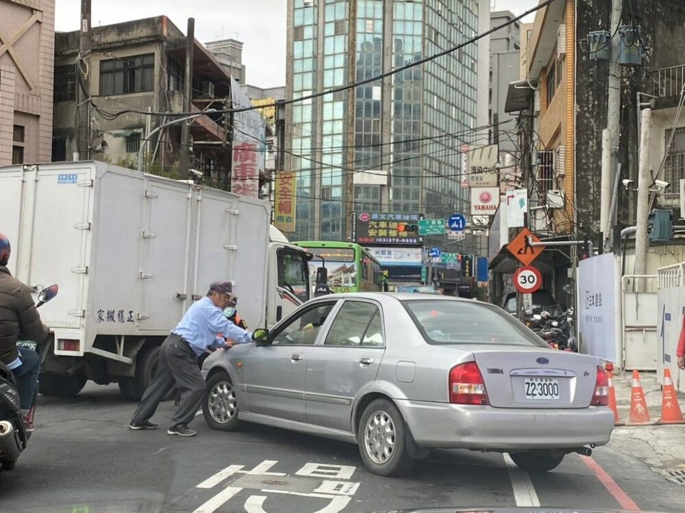 車突拋錨馬路上險象環生 八德暖警助推車解圍 - 早安台灣新聞 | Morning Taiwan News